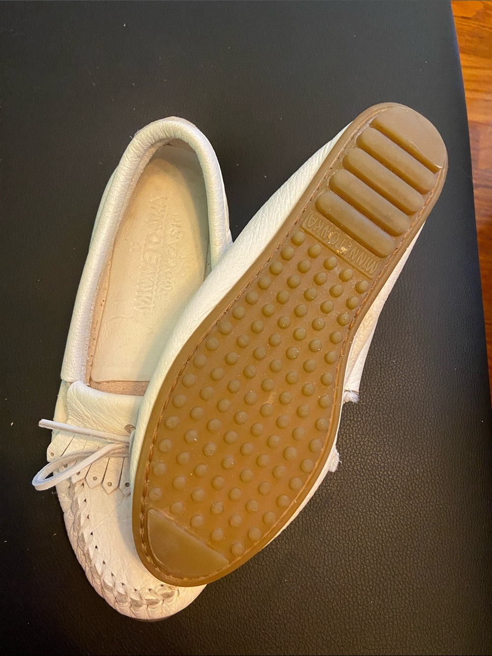 Minnetonka Cream Leather Fringe Moccasin Loafers with Bow - Picture 3 of 4